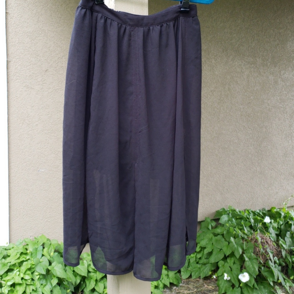 Flowy, layered skirt with gold zipper